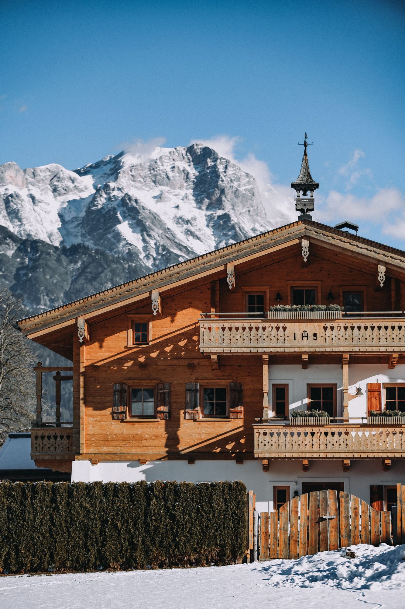 Chalet traditionnel sous les sommets enneigés à Megève